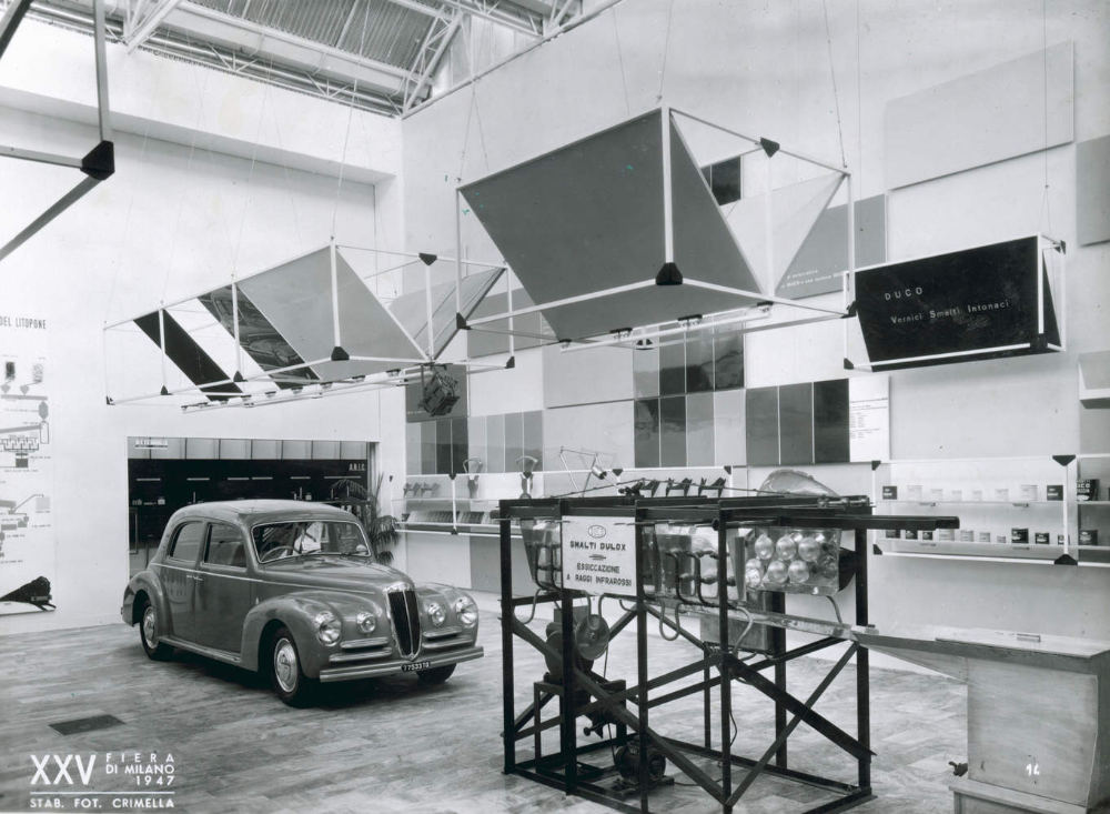 Sala della Duco nel padiglione del Gruppo Montecatini alla Fiera Campionaria di Milano del 1947